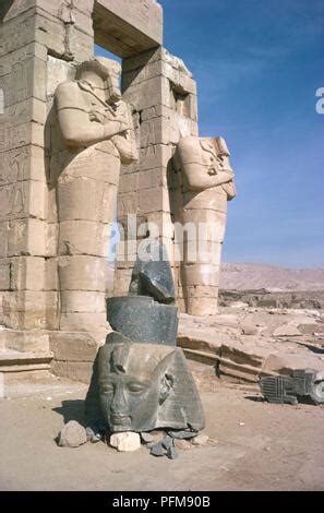 Statuen Von Pharao Ramses Ii An Der U Eren Fassade Des Gro En Tempels