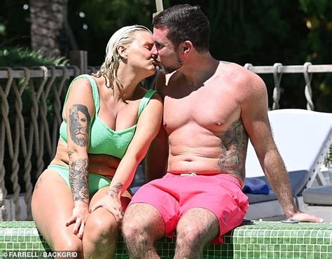 Kerry Katona pokazuje swoje nagie piersi ściągając górną część bikini i całując narzeczonego