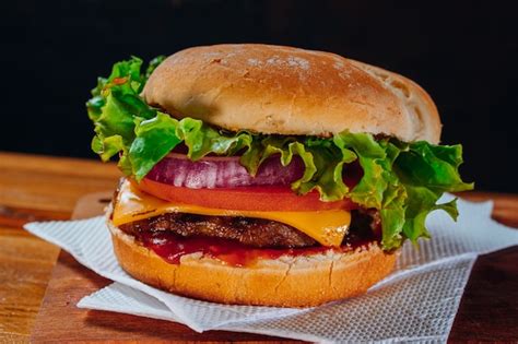 Delicioso Hambúrguer Com Alface Tomate E Cebola Roxa E Bacon No Pão