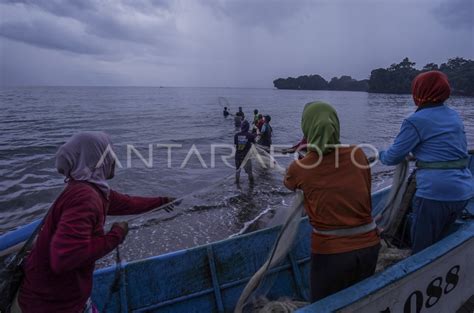 MENGETASKAN KEMISKINAN NELAYAN ANTARA Foto