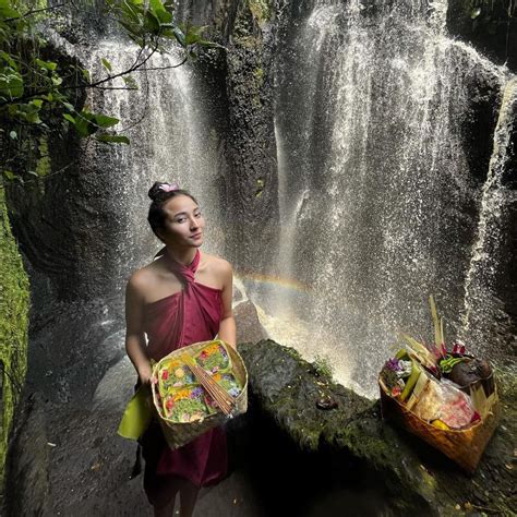 Naomi Zaskia Jalani Melukat Di Bali Damai