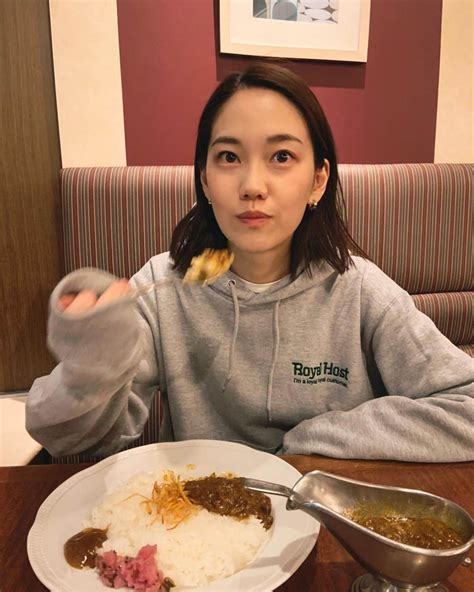 田中こなつさんのインスタグラム写真 田中こなつinstagram「🍛🌿 正装な上に むちゃくちゃ正しい食べ物を食べている