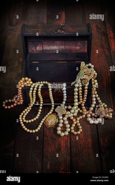 a treasure chest full of jewelry Stock Photo - Alamy