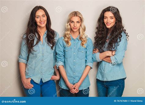 Mujeres Serias Que Se Inclinan En Su Amigo Foto De Archivo Imagen De