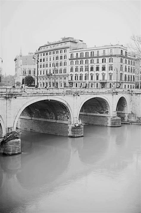 Bridge over Tiber River - Entouriste