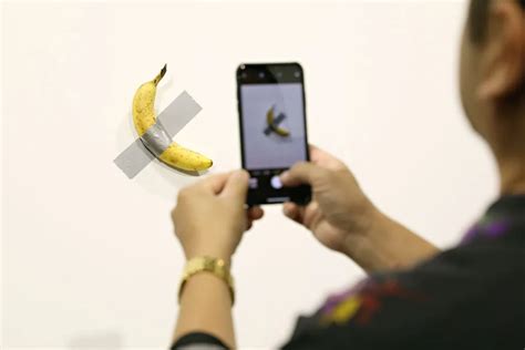 Vendita Record Per La Banana Attaccata Al Muro Di Cattelan Asta Di 624