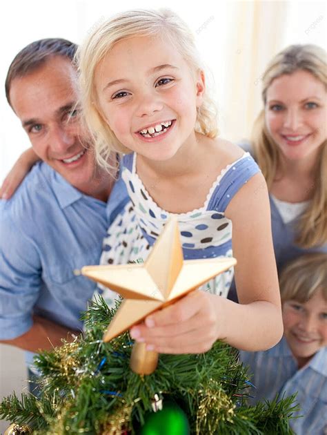 Fond Le Père Pousse Sa Fille à Placer Létoile De Noël Tout En Haut