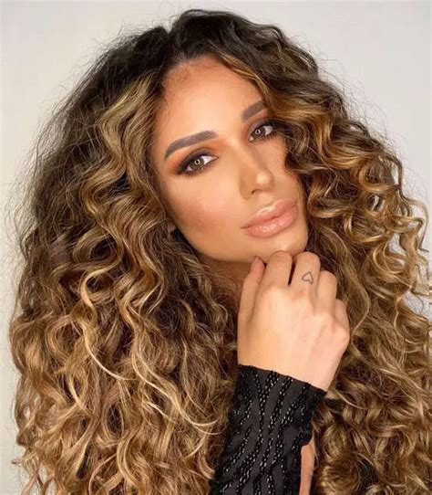 15 Unique Latina Hairstyles That Are Always In Trend