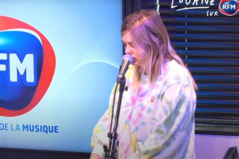 Louane interprète son nouveau single Donne moi ton cœur chez RFM