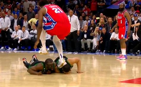 Grant Williams Recibe Pisot N En La Cabeza Por Parte De Joel Embiid