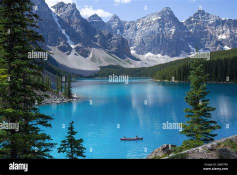 Lac Moraine De Couleur Vert émeraude Niché Dans La Spectaculaire Vallée