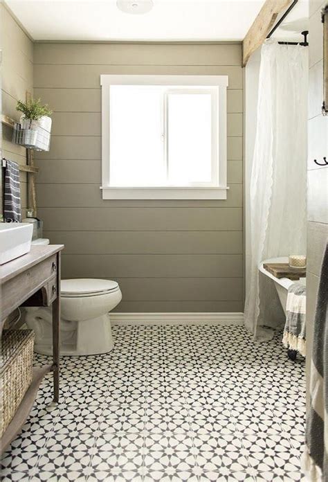 Farmhouse Style Bathroom With Pattern Floor Countryfarmhousedecor With Images Bathroom