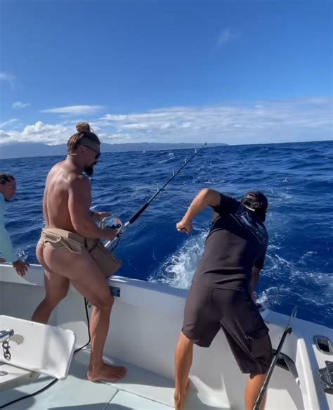 Aquaman Jason Momoa Shows Off His Muscular Muscles On A Luxury Yacht