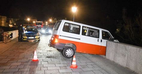 Kleinbus Durchbricht Br Ckengel Nder Radio Ramasuri