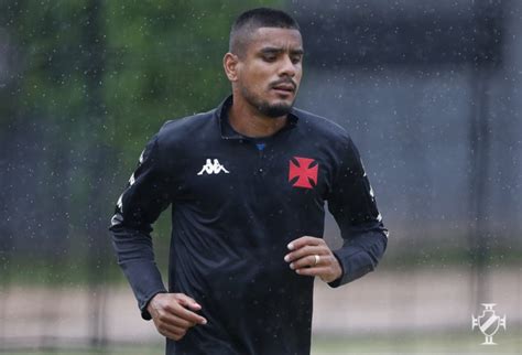 Vasco terá um desfalque e um retorno no duelo contra o Vitória confira