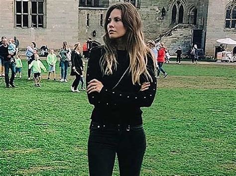 Jessica Bueno así es su vida y sus vacaciones de pueblo