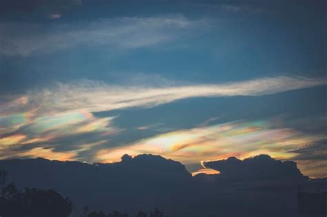 Una Mirada Rara A Un Arco Iris De Fuego De Nube Iridiscente O Nubes De