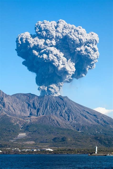 O Vulcão Do Mt Sakurajima De Kagoshima Japão Entra Em Erupção Imagem de