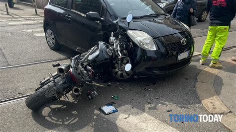 Incidente A Torino Scontro Tra Auto E Moto In Via Nicola Fabrizi