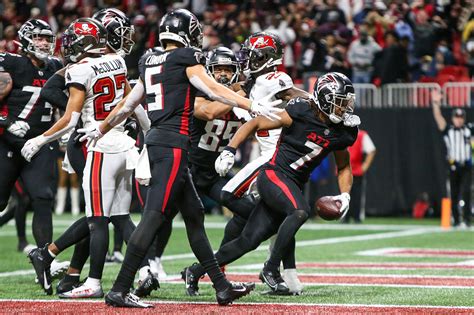 Bucs Win Back And Forth Battle To Match Falcons In Division Reuters