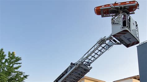 Personenrettung Ber Drehleiter Feuerwehr B Hl