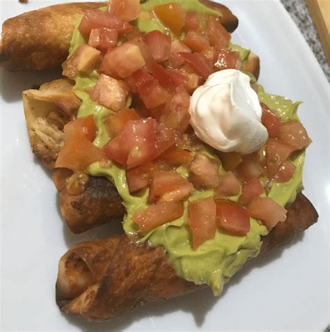 Tacos Dorados De Pollo Con Salsa De Aguacate