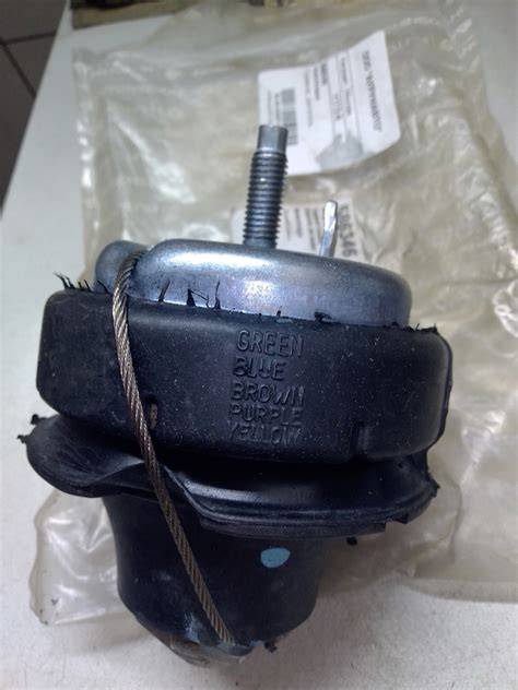 Замена подушек двигателя, поставили Hutchinson 586346 — Volvo V70 II, 2 ...