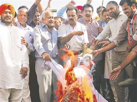 Congress Workers Burn ‘chitta Ravan Effigy Hindustan Times