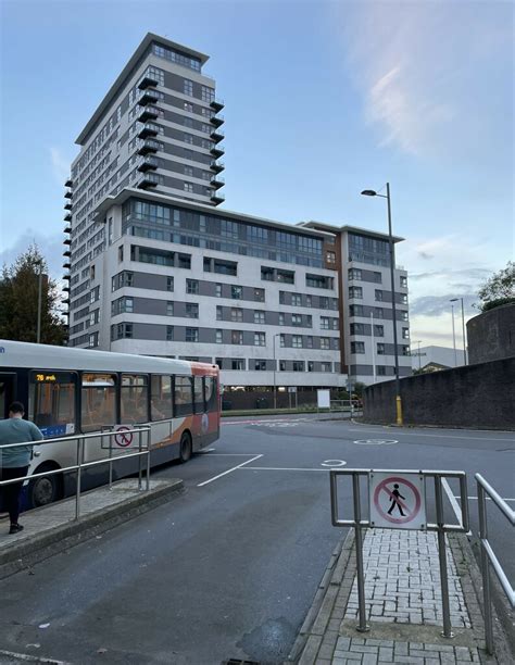 Bus Stop Flats Mr Ignavy Cc By Sa Geograph Britain And Ireland