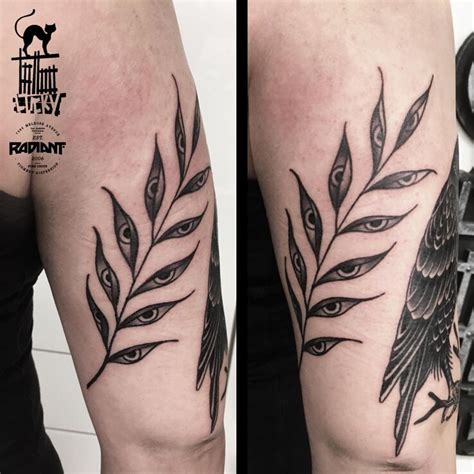 Tatuaż gałązka oczek Autor Lucky Tattoo dziarownia pl