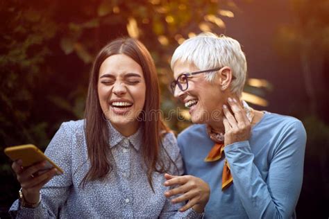 Lycklig Dotter Och Hennes äldre Mor Har Kul Tillsammans Utomhus Hemma