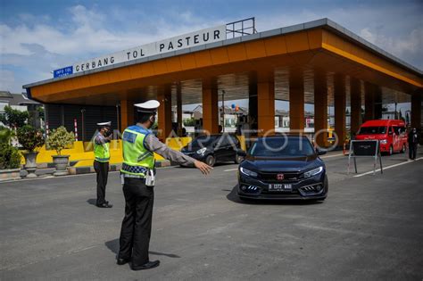 Penyekatan Kendaraan Di Gerbang Tol Pasteur Antara Foto