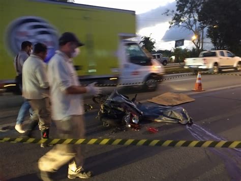 Motociclista morre atropelado por ônibus após bater em carro e cair na