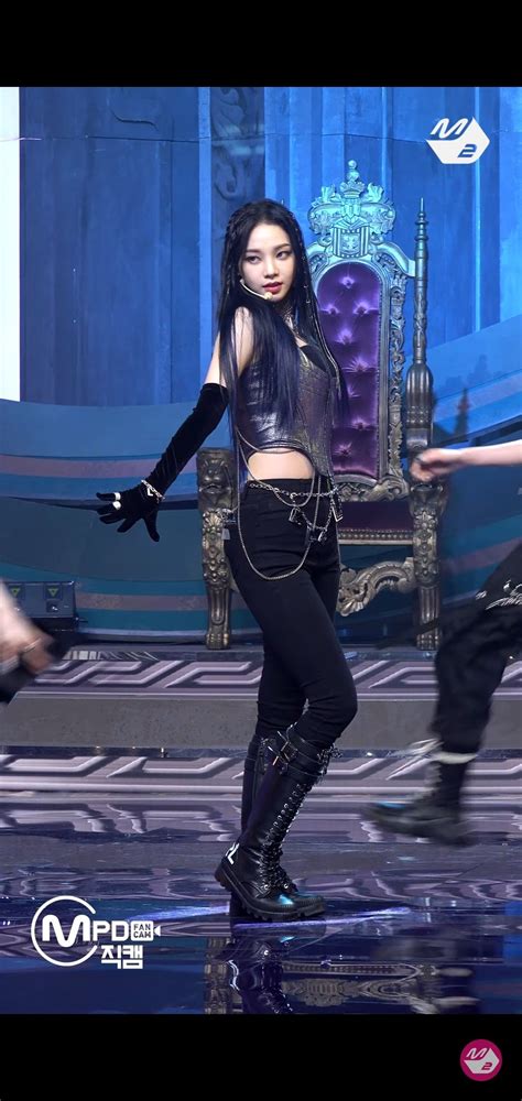 Aespa Karina Stage Outfit Step Back Stage Outfits Kpop Aesthetic Acessories Karina Leather