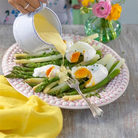 Sparris med pocherat ägg och citronhollandaise Hemmets Journal