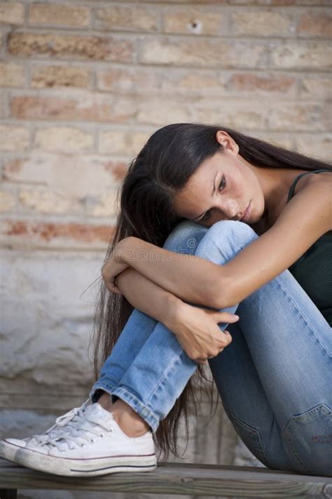 Adolescente Seule Adolescente Triste S Asseyant Sur Le Plancher Et Le