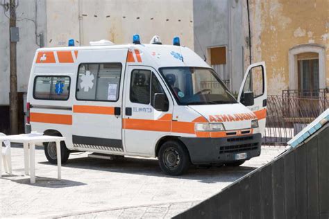 Fingono Un Malore E Chiamano L Ambulanza Per Farsi Accompagnare A