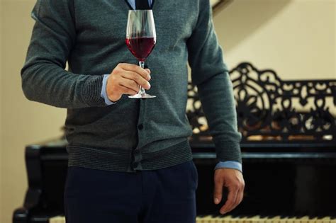 Hombre Que Sostiene Una Copa De Vino Tinto En La Mano Foto Premium