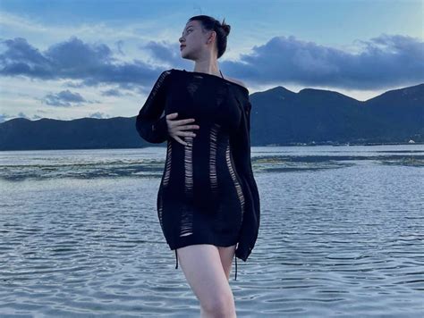 Nữ sinh lai Việt Mỹ hot nhất Sài thành một thời Mũm mĩm không cần mặc giấu đường cong Người