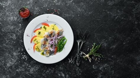 Arenque Con Papas Y Cebollas En Un Plato Cocina Tradicional Ucraniana