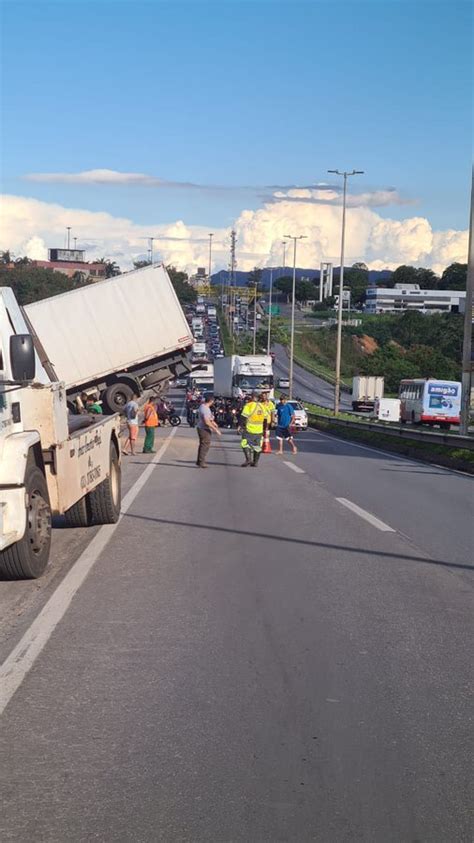 Carreta Sai Da Pista E Fica Pendurada Em Barranco Na BR 040 No Bairro