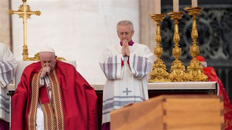 Bekijk Franciscus In Rolstoel Filip En Mathilde In Rouw En Sint