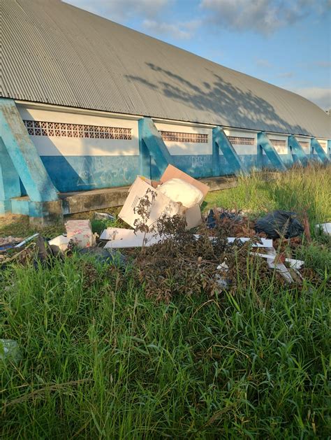 Descarte De Lixo E Entulho Em Terreno Ao Lado De Gin Sio E Unidade