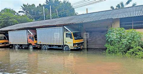 മഴ തോർന്നു ദുരിതം തുടരുന്നു പലയിടത്തും വെള്ളക്കെട്ട്