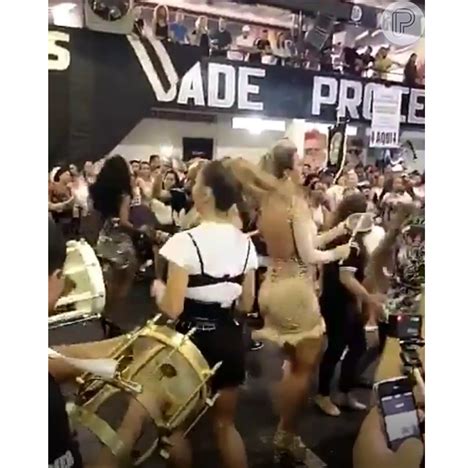 Carnaval Sabrina Sato Escolhe Suti Ousado Para Noite De Samba Veja