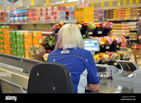 El Personal De Caja En Supermercado Aldi Leeds Reino Unido Fotograf A