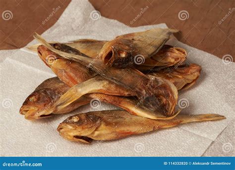 Pescados Secados En La Tabla Bocado A La Cerveza Foto De Archivo