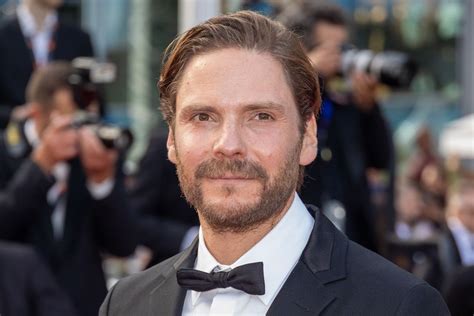 Neue Serie Daniel Brühl spielt Modeschöpfer Karl Lagerfeld STYLE UP