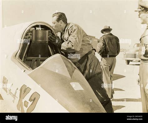 El Actor Estadounidense William Holden En La Pel Cula El Puente Sobre