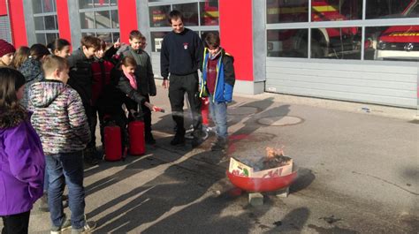 Besuch Der Kl B Bei Der Feuerwehr Neuwindeck Schule Lauf